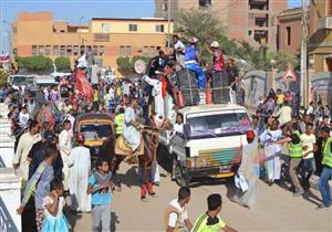 بالصور- أهالي إسنا في موكب تتقدمه الخيول احتفالا برؤية هلال رمضان