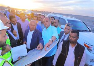 "سأتابع يومياً".. وزير النقل يوجه 3 رسائل للعاملين بمشروع القطار المكهرب