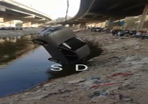 بالفيديو.. انتشال سيارة "ملاكي" من ترعة المريوطية بالهرم 