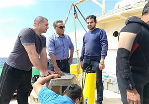 صور| تثبيت جهاز قياس الأمواج في "رأس التين" بالإسكندرية 