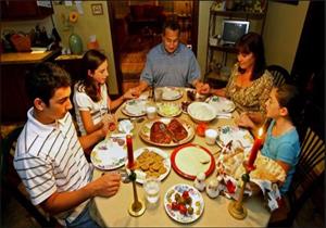 بالصور- عادة خاطئة صحيا تفعلها الأمهات على مائدة رمضان.. احذروا خطورتها