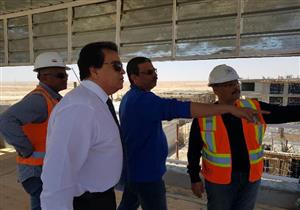 وزير التعليم العالي يتفقد منشآت جامعة العلمين الدولية للعلوم والتكنولوجيا (صور)