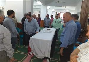 بالصور.. هكذا ودعَّ الأب "الصامد" نجله الشهيد النقيب عمر