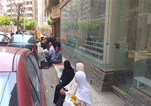 صور - بالدعاء.. أولياء الأمور يساندون أبناءهم على أبواب لجان الثانوية بالشرقية 