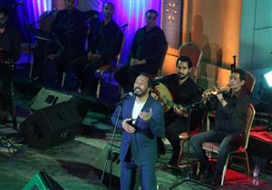 بالصور- جمهور الأوبرا يردد أغاني علي الحجار الوطنية ويرفع علم مصر