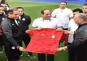 "دعم الموهوبين والقطبين".. تفاصيل علاقة الرئيس السيسي بكرة القدم؟ (صور وفيديو)