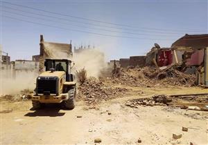 بالصور.. حملة لإزالة المباني الآيلة للسقوط في مركز الخارجة بالوادي الجديد