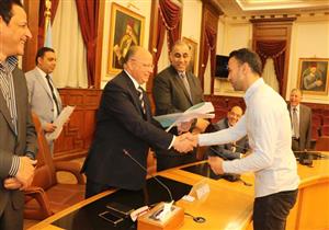 بعد تقنين أوضاعهم.. محافظ القاهرة يسلم 11 عقد تمليك لمستثمري شق الثعبان 