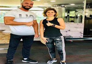 منة فضالي مع مدربها في "الجيم"