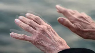 دراسة تكشف العلاقة بين تململ الساقين ومرض باركنسون 