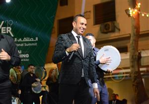 بالصور.. الليثي يتألق بحفل الجامعة الأمريكية