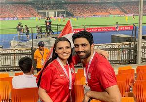 بزي المنتخب.. كارمن سليمان وزوجها في ستاد القاهرة 