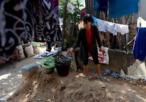 حيّ صفيح وسط القبور في كمبوديا