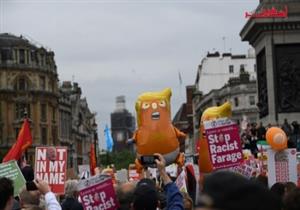 المحتجون في لندن يطلقون بالون ترامب الرضيع ويضعون تمثالا ضخما له وهو يغرد من مرحاض