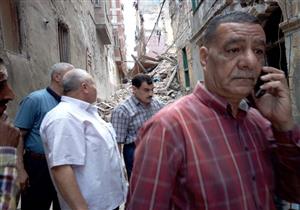 بالصور- انهيار عقار وتصدع آخر في الإسكندرية دون إصابات