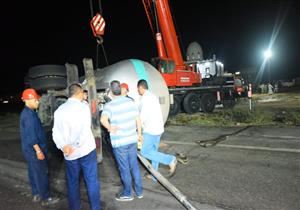 الاستعانة بأوناش القوات المسلحة لرفع شاحنة غاز منقلبة بكفر الشيخ