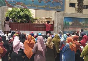 من خلف الأسوار.. فرحة طلاب الثانوية العامة باللغة الفرنسية تُطلق "الزغاريد"