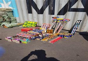 إحباط محاولة تهريب 25 طن ألعاب نارية بميناء الدخيلة - صور