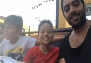  فيديو| أحمد فلوكس يلبي طلب طفل مريض بالسرطان
