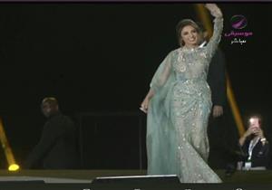 بالصور والفيديو| فى بداية حفلها بالسعودية.. أنغام: فخورة إنى أول فنانة تغنى على مسرح القرية التراثية