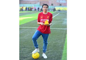 "تي شيرت وكورة".. هدية "مو صلاح" لطالب طب أسنان مصري