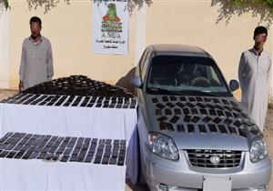 ضبط 2 من العناصر الإجرامية وبحوزتهما 380 طربة حشيش بمطروح