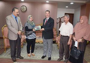 بمكافأة مالية وتابلت.. محافظ بني سويف يُكرم "الثانية على الثانوية العامة" - صور