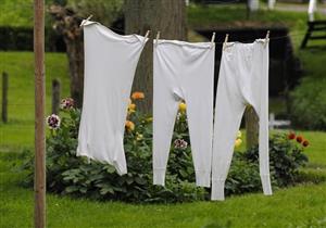 "ملابسك البيضاء اصفرّت؟".. إليكِ طرق منزلية لإعادتها "زي البفتة"