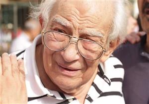 بالصور.. انهيار رشوان توفيق في جنازة رفيقة العمر