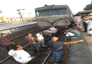  ركاب قطار يرفضون استئناف رحلتهم من أسوان إلى القاهرة - صور