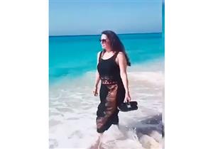 فيديو| نرمين الفقي تنفذ نصيحة "محمد الشرنوبي" في الساحل الشمالي