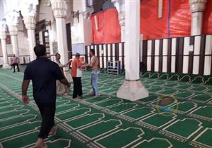 شاب عاري يقتحم مسجد إبراهيم الدسوقي بكفر الشيخ ويسب المصلين
