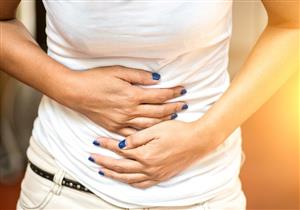 للسيدات.. انتفاخ البطن قد يكون علامة على إصابتكِ بسرطان المبيض