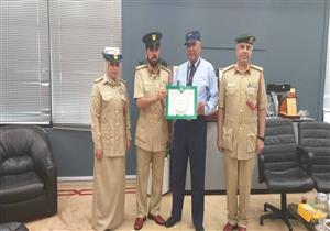 المصري الأمين.. عثر على 100 ألف درهم وسلمها لشرطة دبي