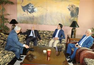 صور- محافظ جنوب سيناء يمنح قنصل سنغافورة "مفتاح مدينة شرم الشيخ"