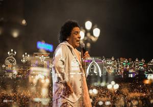 بالفيديو| محمد منير يطرح أحدث أغانيه "مهموم"