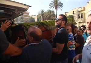 بالصور.. عمرو يوسف يحمل "نعش" والدة يسرا