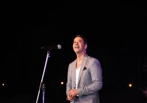 مدحت صالح يُشعل حماس جمهور المسرح الروماني بـ"أنا ابن مصر"- صور