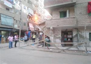 بالصور- انهيار جزئي لعقار شرقي الإسكندرية.. والحي: لا إصابات