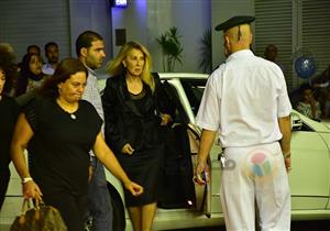 بينهم "الفخراني والسقا ونادية الجندي وميرفت أمين".. 40 صورة من عزاء والدة يسرا