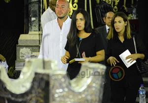 فيديو| كريم عبد العزيز ودنيا سمير غانم وشهيرة في عزاء والدة يسرا