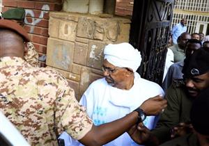 "الظهور الثاني".. البشير يحضر مراسم دفن والدته تحت حراسة مُشددة (فيديو)