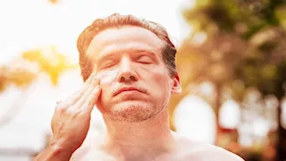 قبل ذروة الموجة الحارة.. كيف تحمي نفسك من ضربة الشمس؟