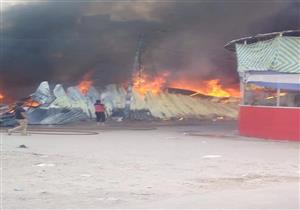 صور- حريق يلتهم معرض منتجات الشباب في الدقهلية بالكامل