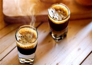 يشبه "الشلل الرعاش"..  القهوة تعالج طفلًا من "مرض نادر" حرمه من المشي