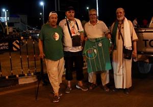 بالصور- الرفاق الأربعة.. حكاية مشجعون يسافروا خلف الجزائر منذ سنوات