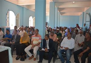  صور- نائب محافظ الوادي الجديد تحاور أهالي درب الأربعين حول التسرب من التعليم