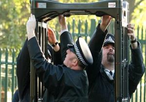 لماذا تحتاج بريطانيا لوضع شرطي في كل مدرسة؟