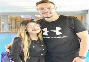  أحمد وزينب "بطلا فيديو الطفلة" يغادران مصر