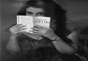  بالصور| جيهان خليل تقرأ لـ"باولو كويلو" في أحدث جلسة تصوير